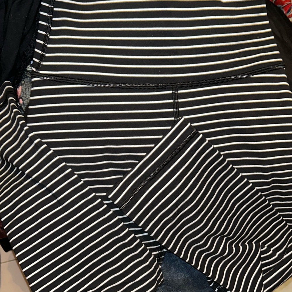 WOW!!  sale! Lululemon leggings capris stripes / cropped size 4t round and